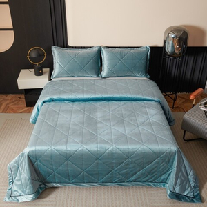 Велюровое покрывало в клетку и одна/две наволочки OVL040