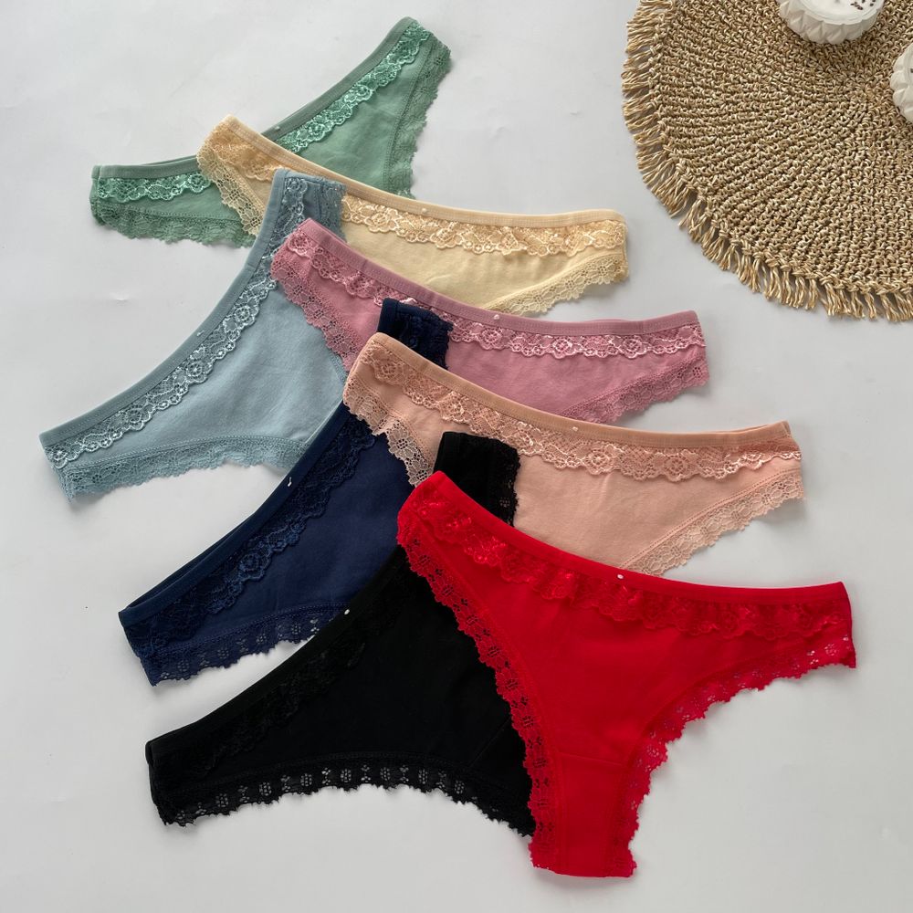 Гладенькі стрінги з мереживними вставками