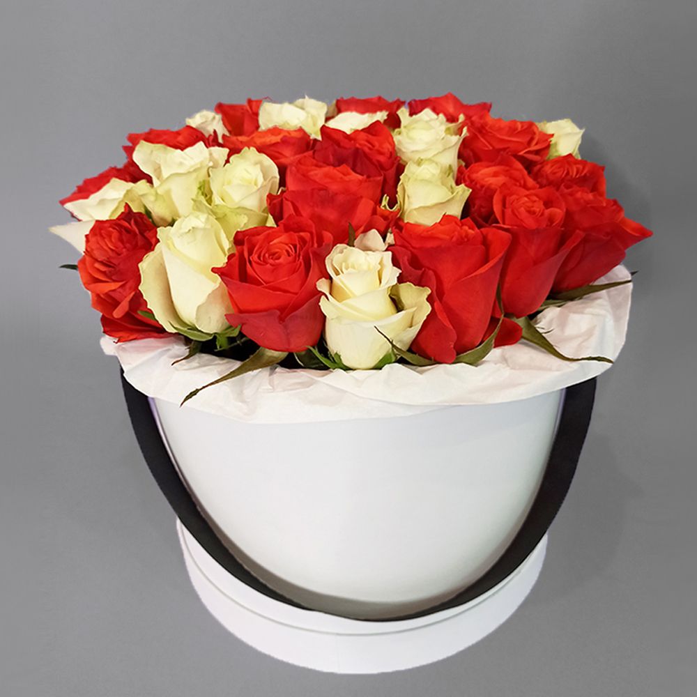 Червоні та білі троянди в коробці
