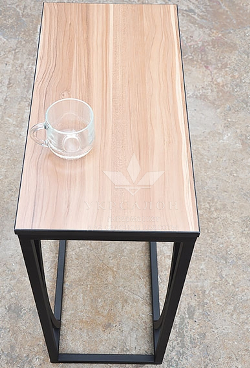 Столик для клієнтів 207