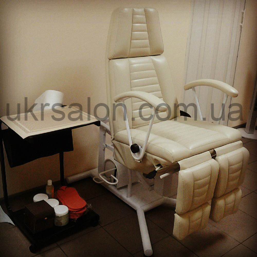 Педикюрно-косметологічне крісло кп-3 c підставкою