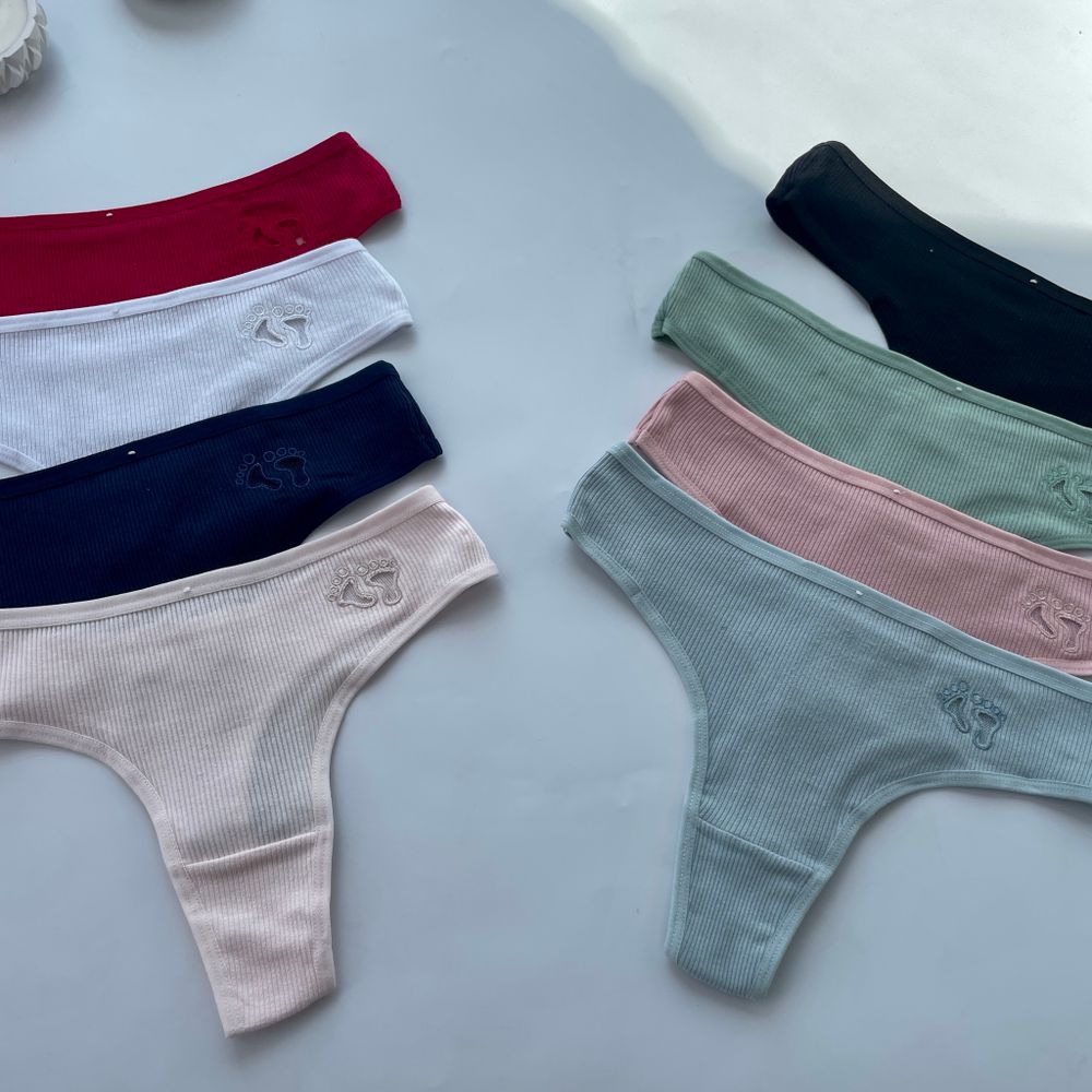 Стрінги з мінімальним малюнком