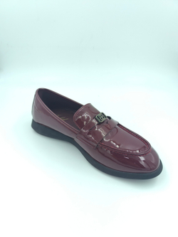 Лакированные бордовые лоферы из искусственной кожи