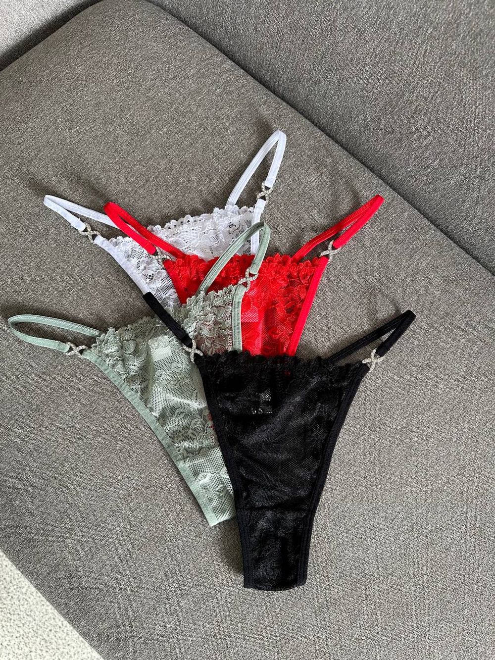 Стрінги з мережива на лямочках