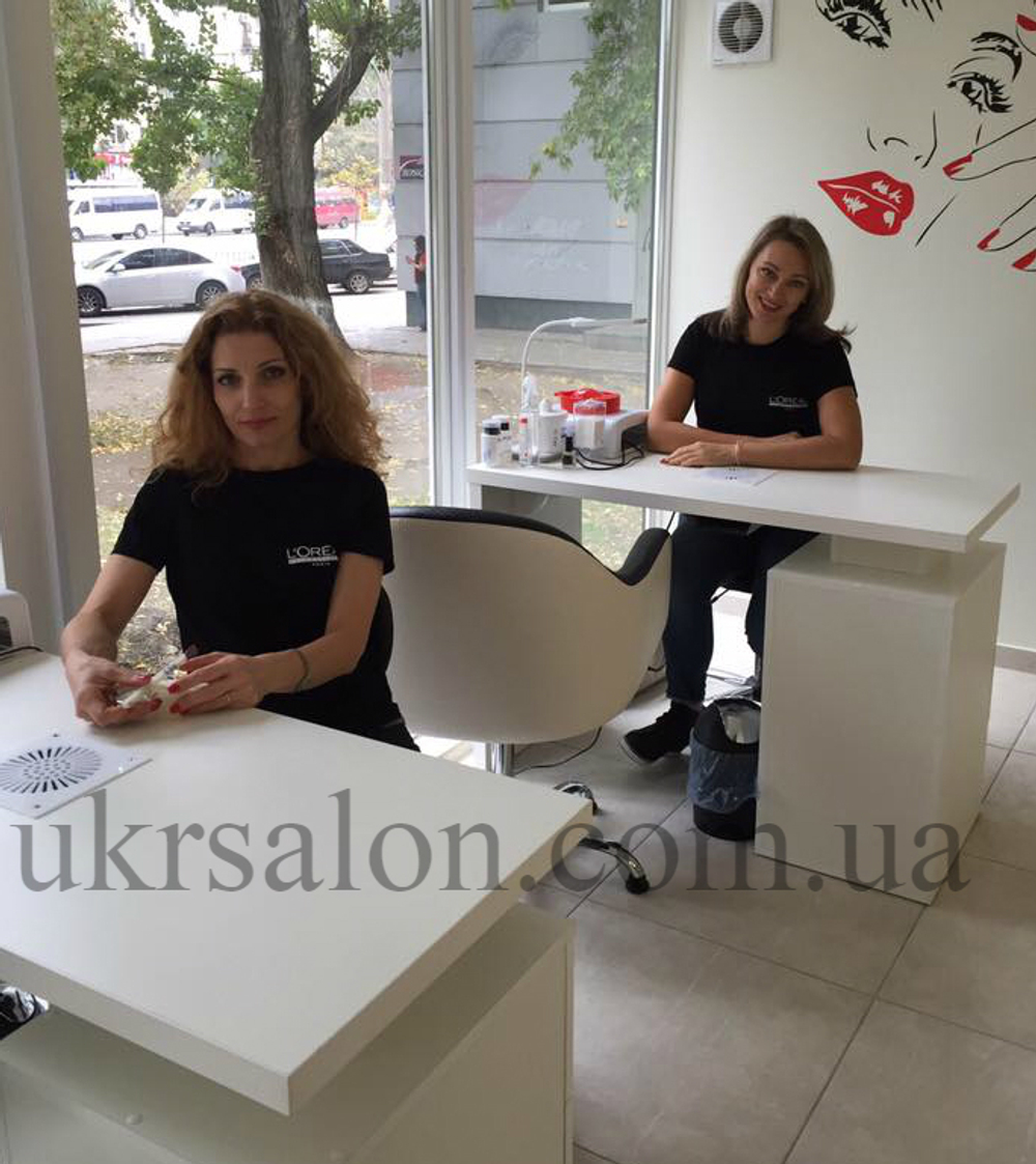 Манікюрний стіл Glossy