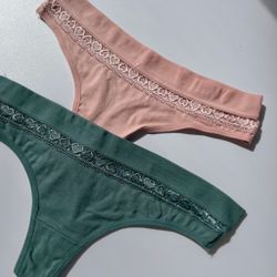 Гладенькі стрінги з ажурною вставкою