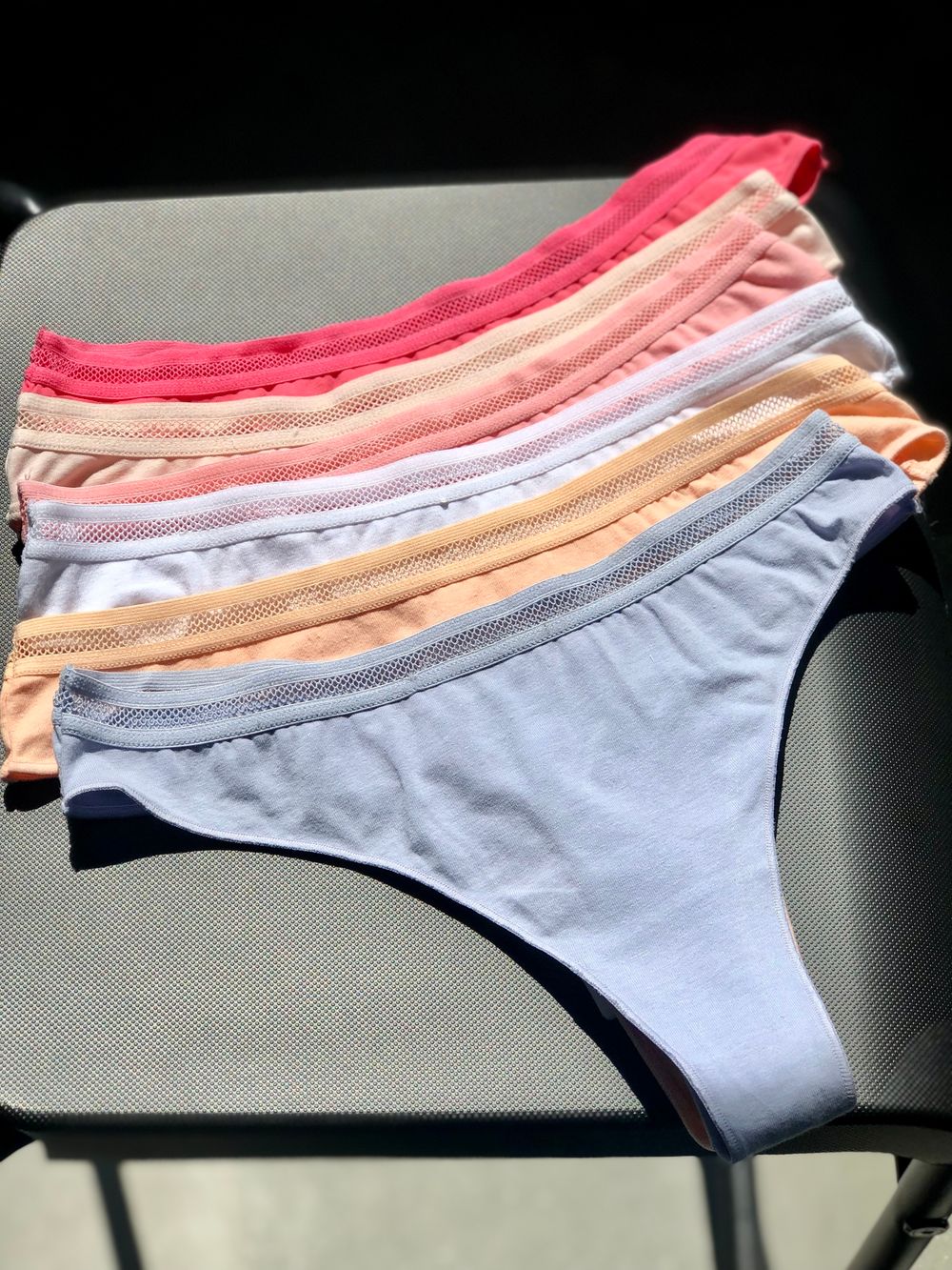 Стрінги зсітчатою вставкою на резенці