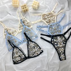 Комплект з вишивкою