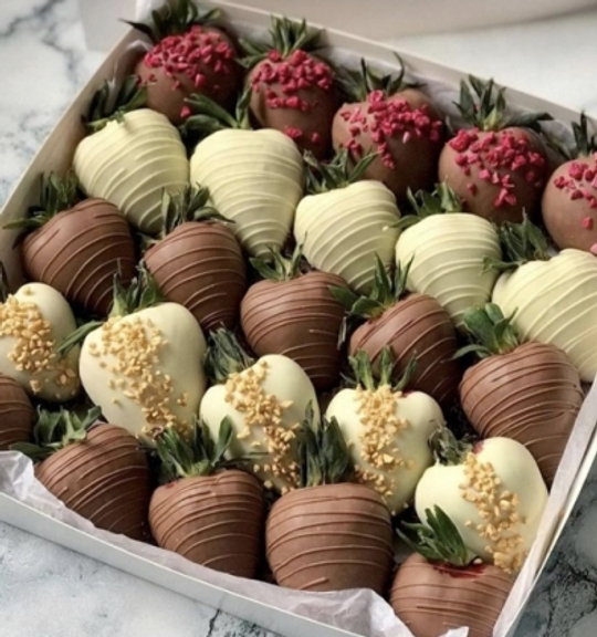 Полуниця у двох шоколадах з малиною та горіхами