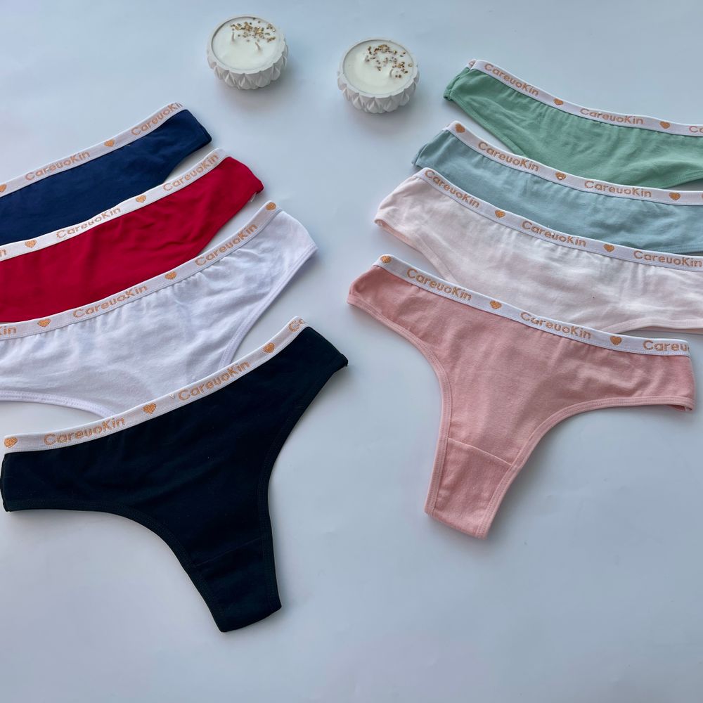 Гладенькі стрінги з написом на резинці