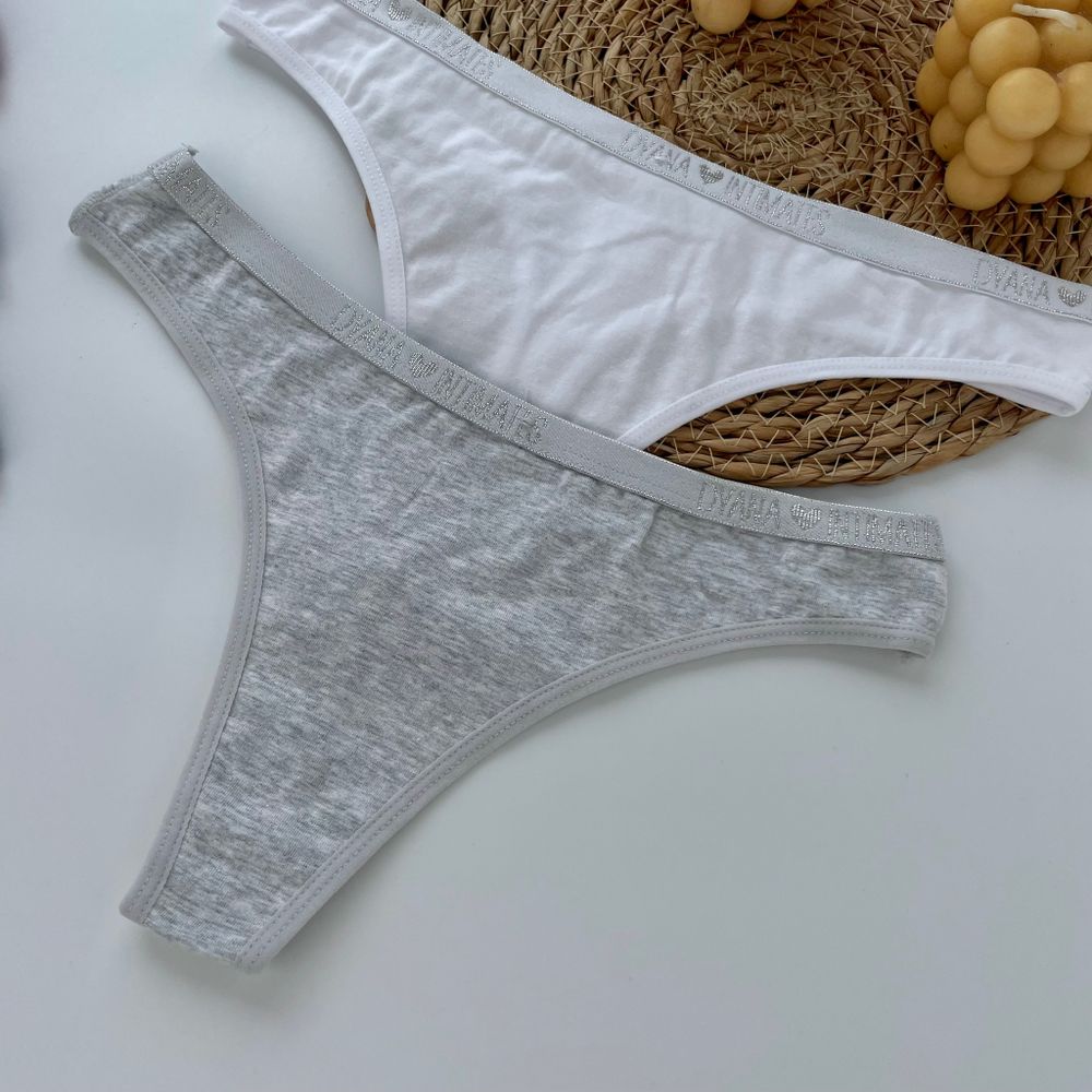 Стрінги з мінімалістичним написом