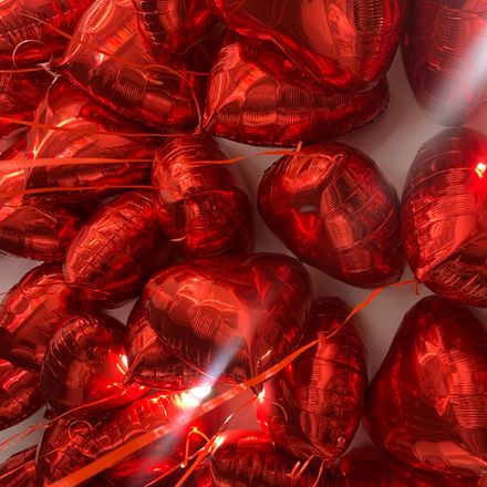 Кульки під стелю яскраво червоні серця