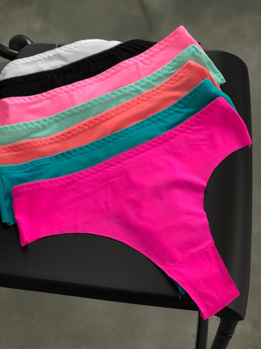 Кольорові безшовні трусики