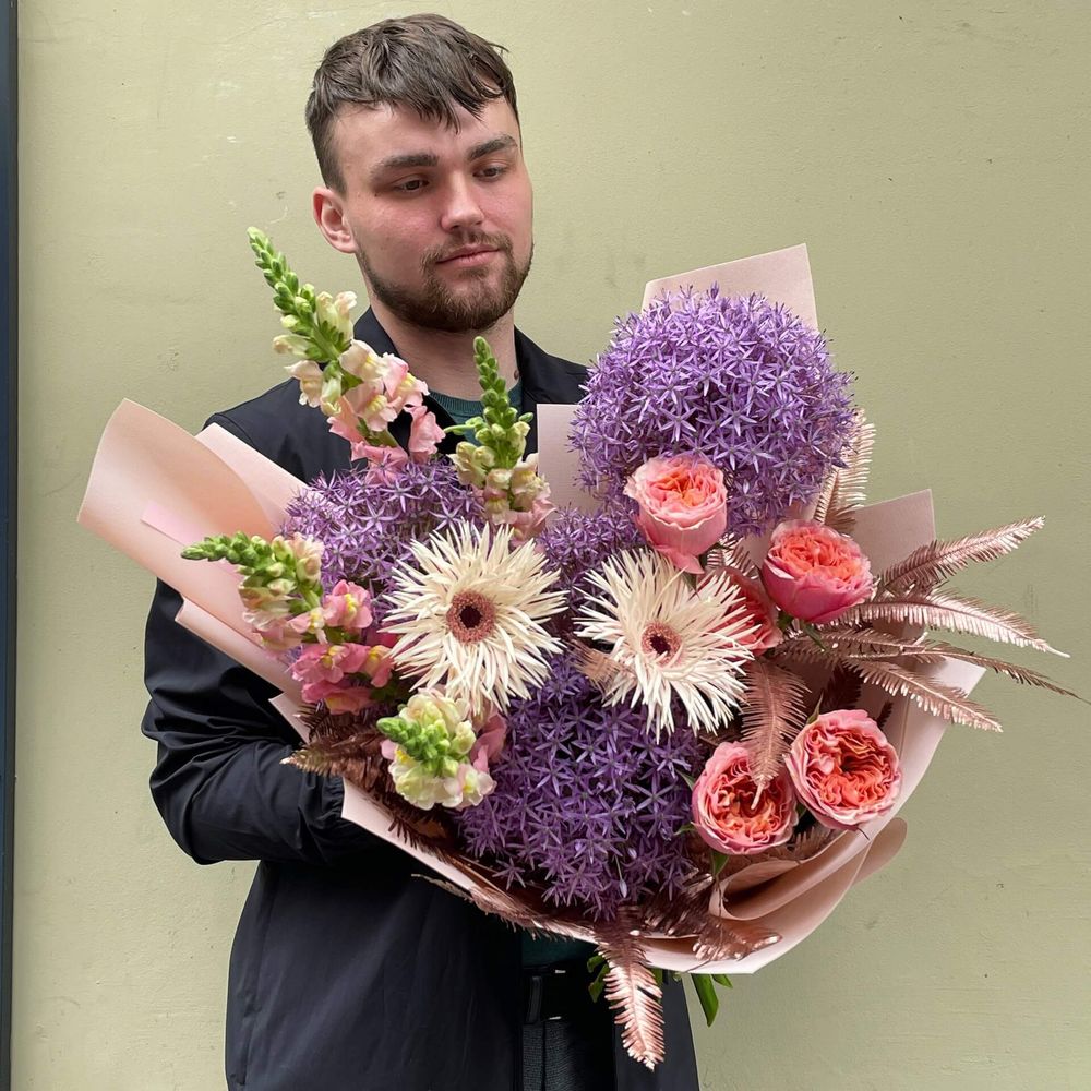 Букет «Рум'янець літа», Квіти: Алліум, Троянда піоновидна, Гербера, Амбрела, Антиррінум