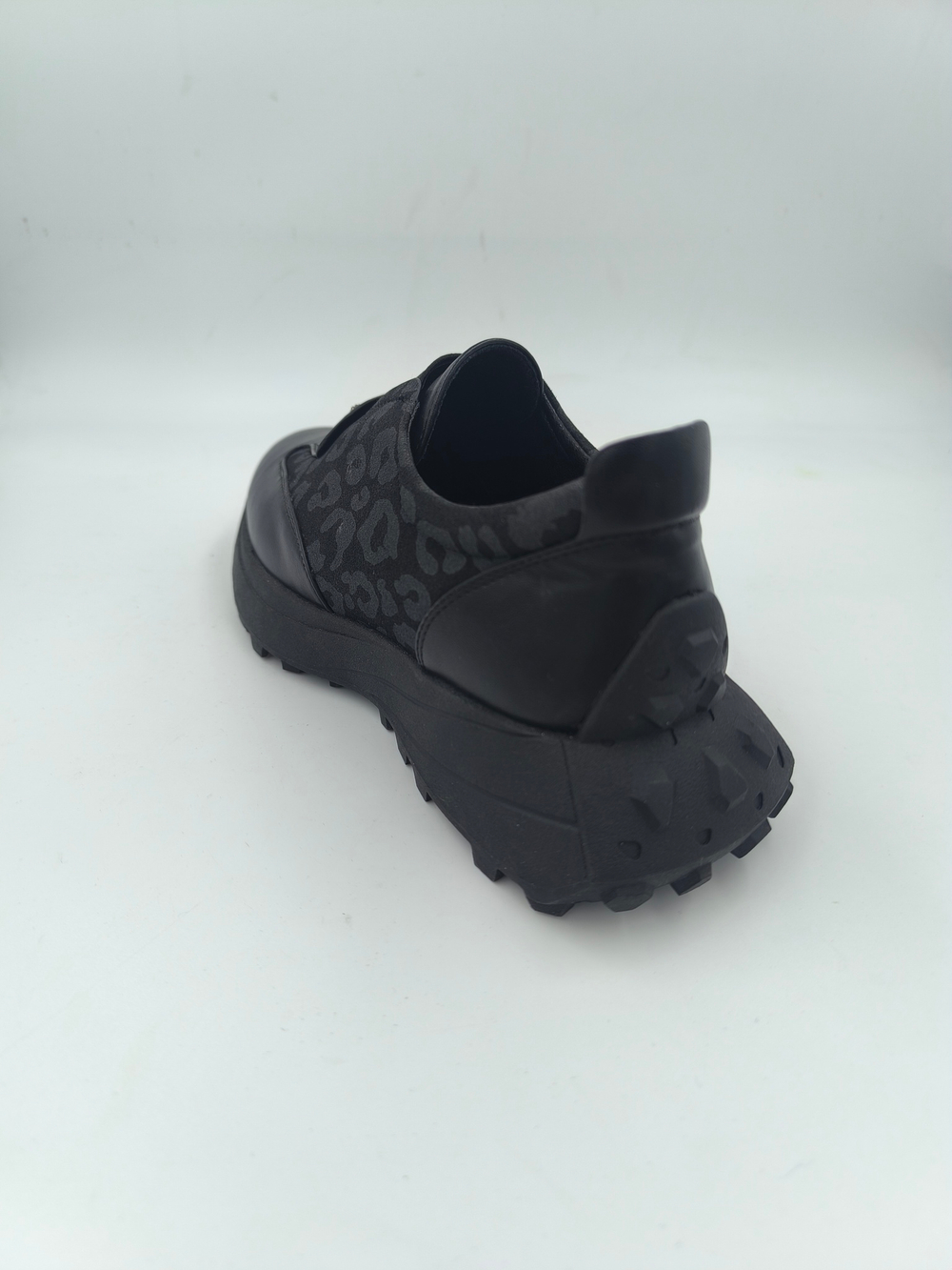 Женские кроссовки из искусственной кожи с леопардовым принтом