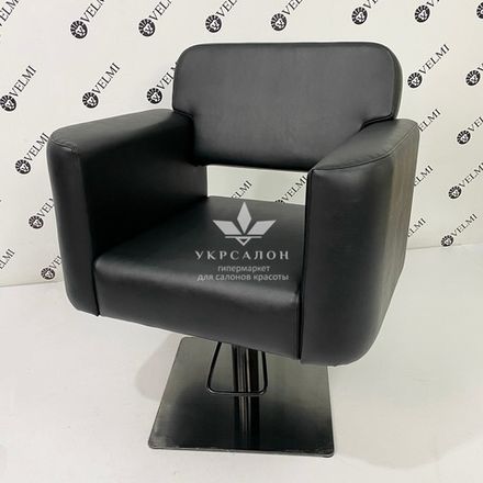 Перукарське крісло Eliot Black на квадраті