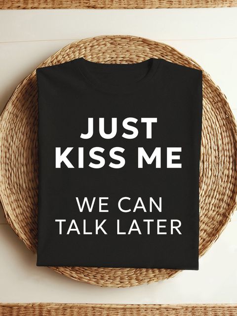 Футболка жіноча чорна Just kiss me we can talk later Zuzu