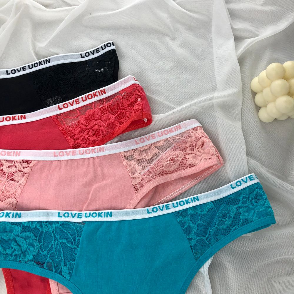 Стрінги з написом на резинці і мереживними вставками