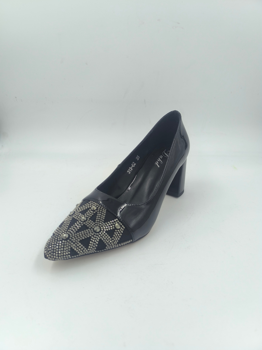 Женские туфли на каблуке из искусственной кожи с декором/
Размеры 35-40