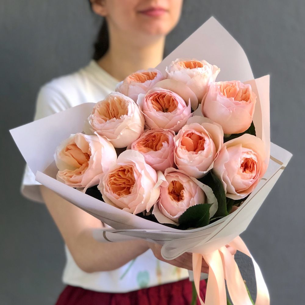 Піоновидні троянди Juliet (Джульєтта) - 11 шт., 11 Джульєтт - гідний букет для першого побачення, знайомства. Адже ці персикові троянди - найромантичніший сорт, названий на честь Шекспірівської Джульєтти. 
