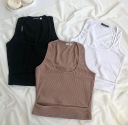 Топ  з вирізом на широких бретелях