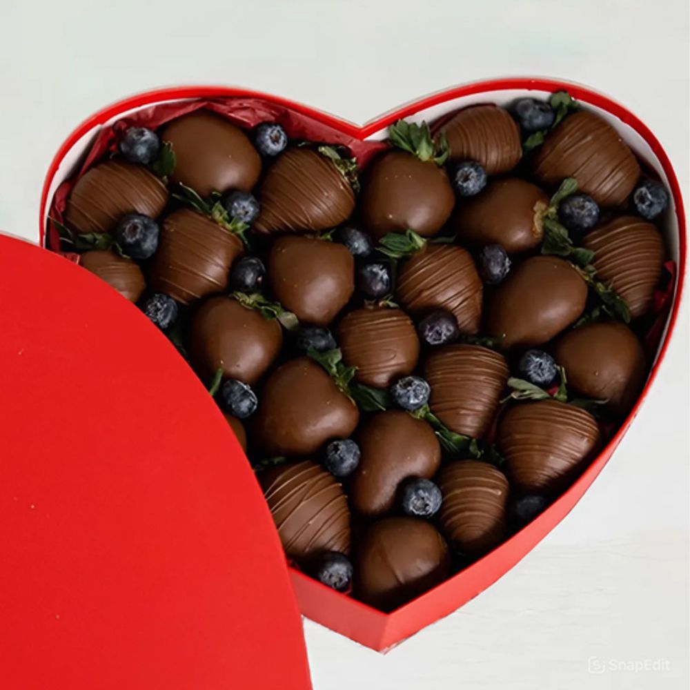 Полуниця у молочному шоколаді з лохиною у коробці серце