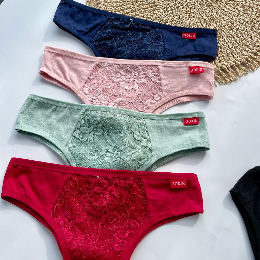 Американки з мереживом по центру