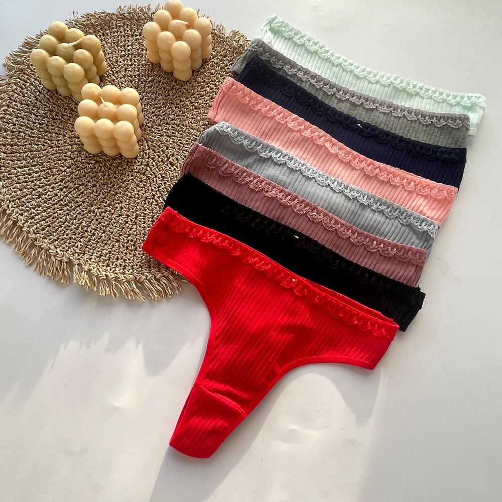 Стрінги в рубчик з ажурнимою вставкою