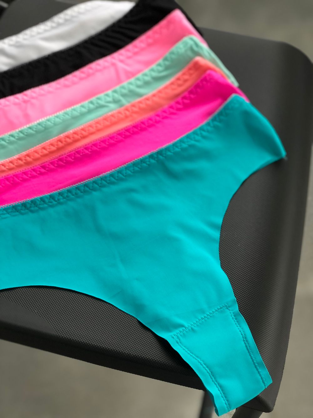 Кольорові безшовні трусики