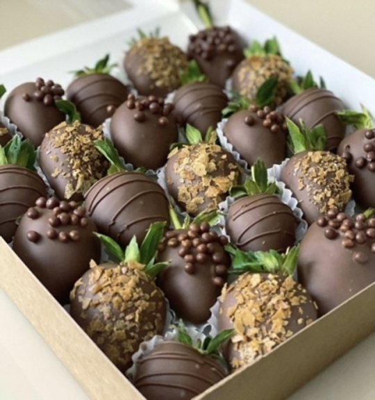 Полуниця у чорному шоколаді з горіхами