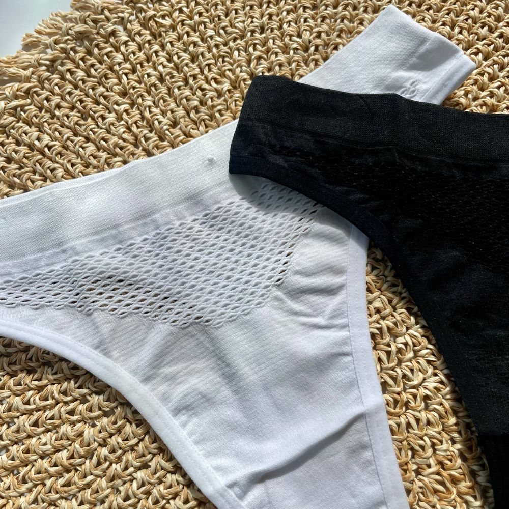 Стрінги з декоративною перфорацією