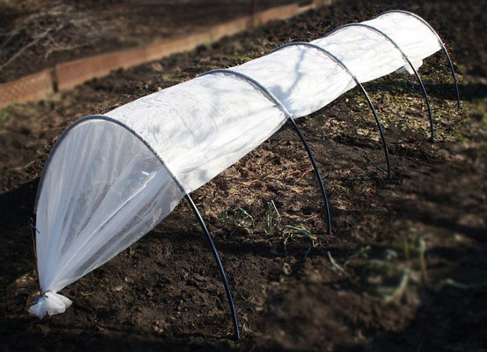 Парник "Гигант" (длинна-4м, ширина-160см, высота-120см,). Плотность 60г/м2.