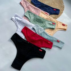 Американки з мереживом по центру