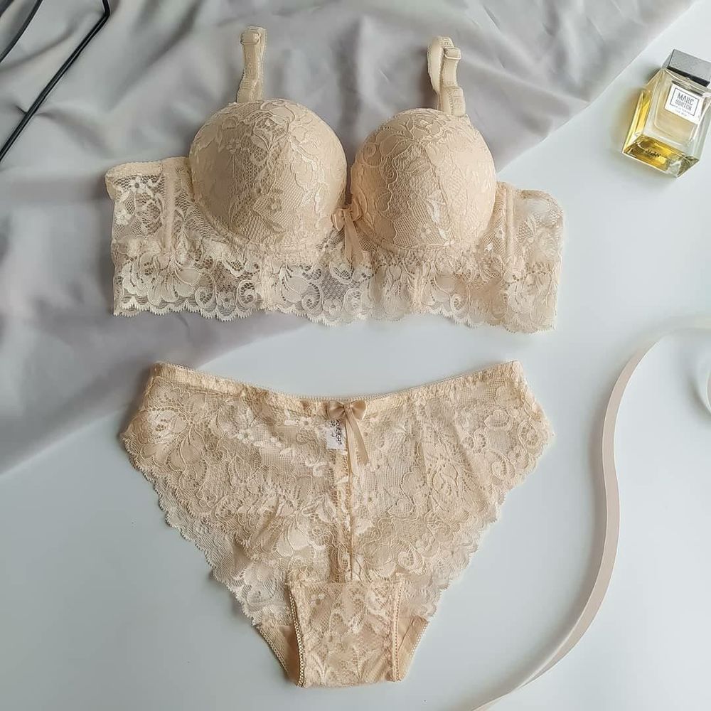 Комплект белья кружевной из бюстье и трусиков