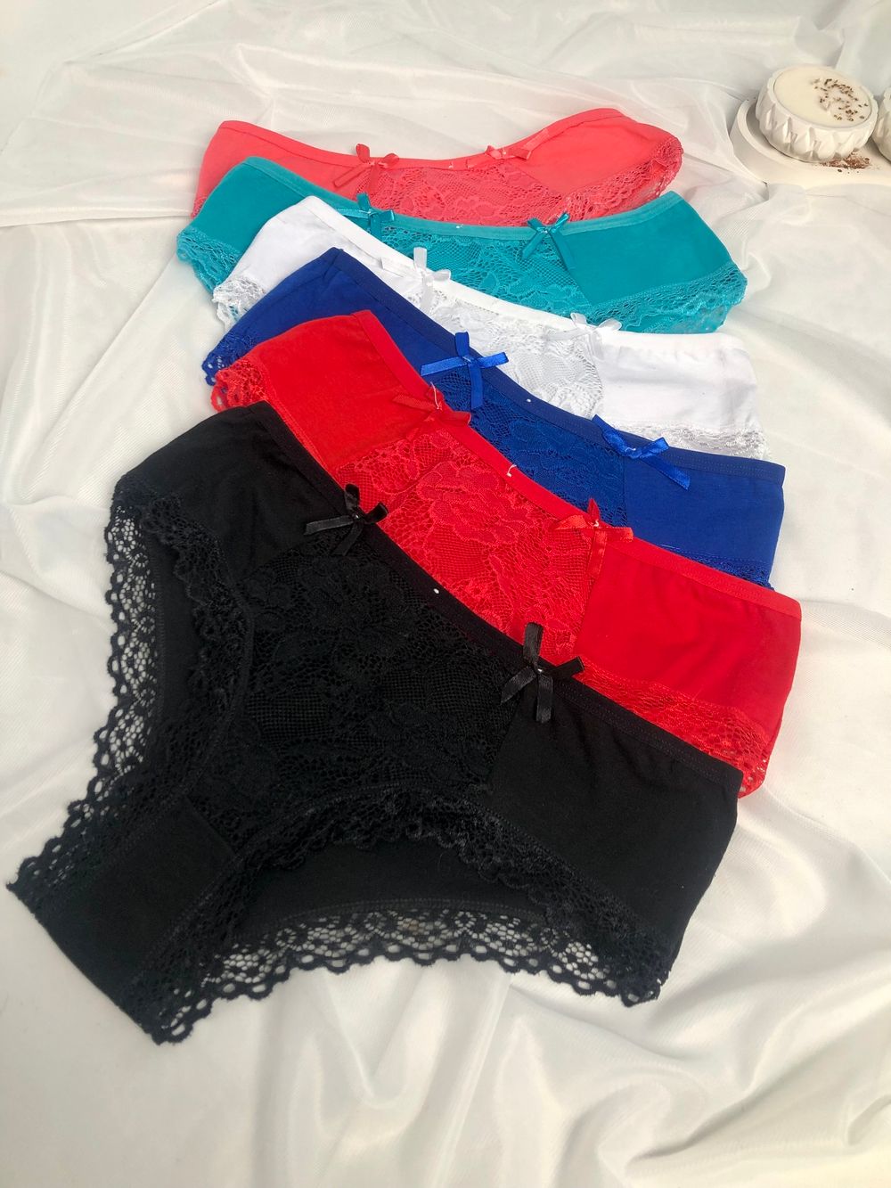 Сліпи з мереживною вставкою по центру