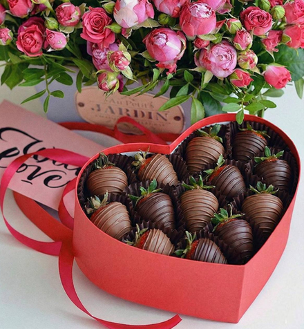 Полуниця у чорному та молочному шоколаді СЕРЦЕ