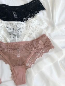 Комплект з ніжним мереживом