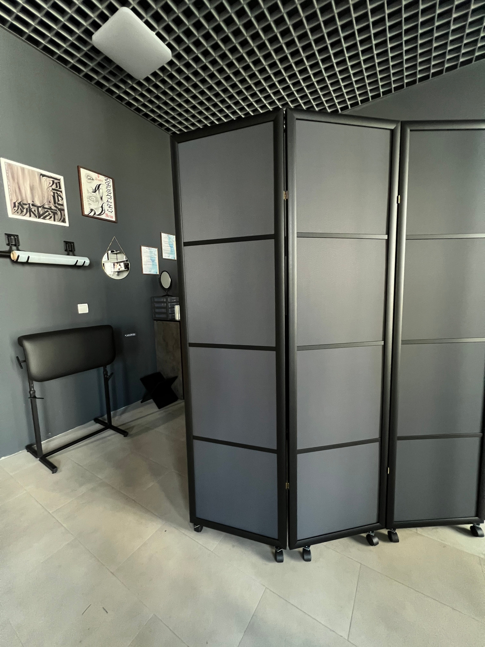 Ширма в темной раме классическая