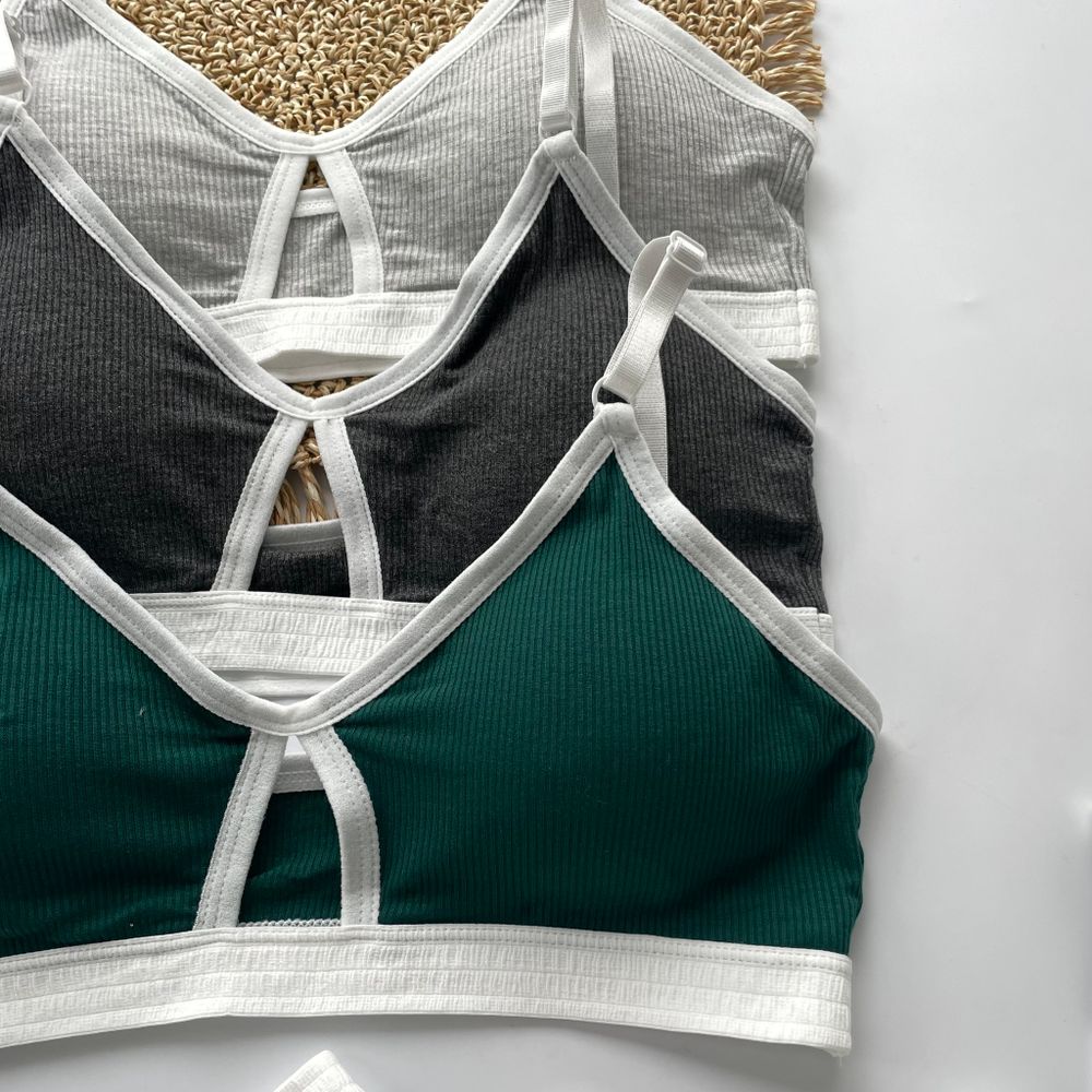 Зручний комплект з вирізом на топі