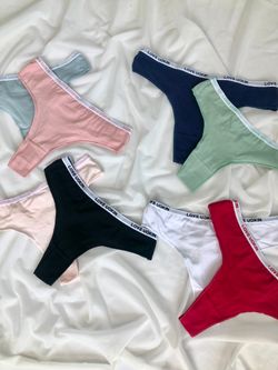 Гладнькі стрінги з написом на резинці