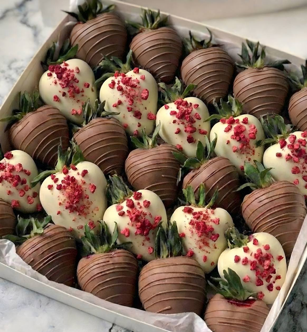 Полуниця у молочному та білому шоколаді LOVE