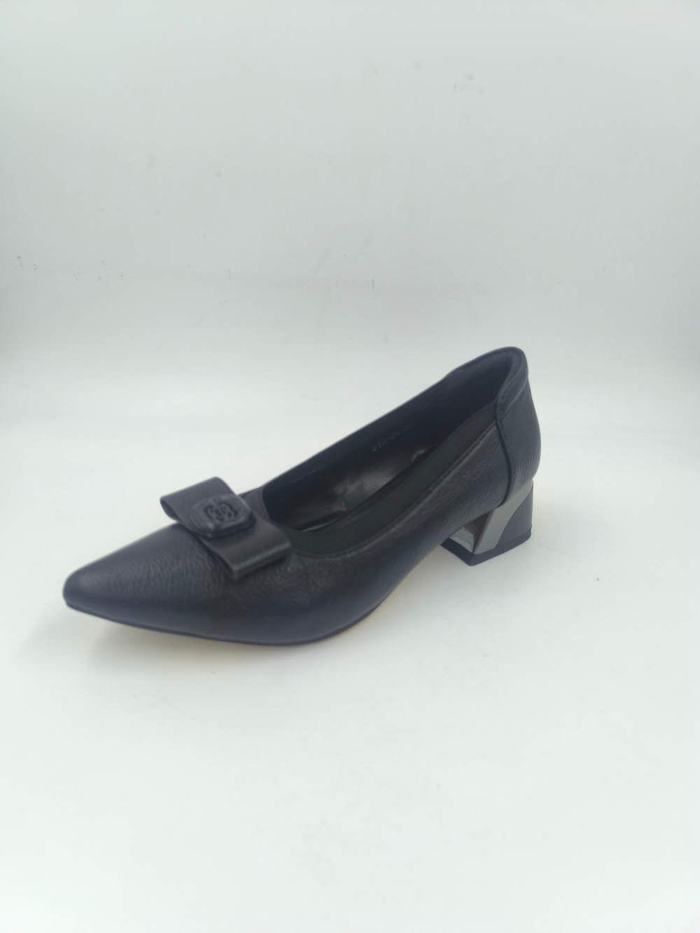 Женские туфли на невысоком каблуке из искусственной кожи
/ размеры 35-40