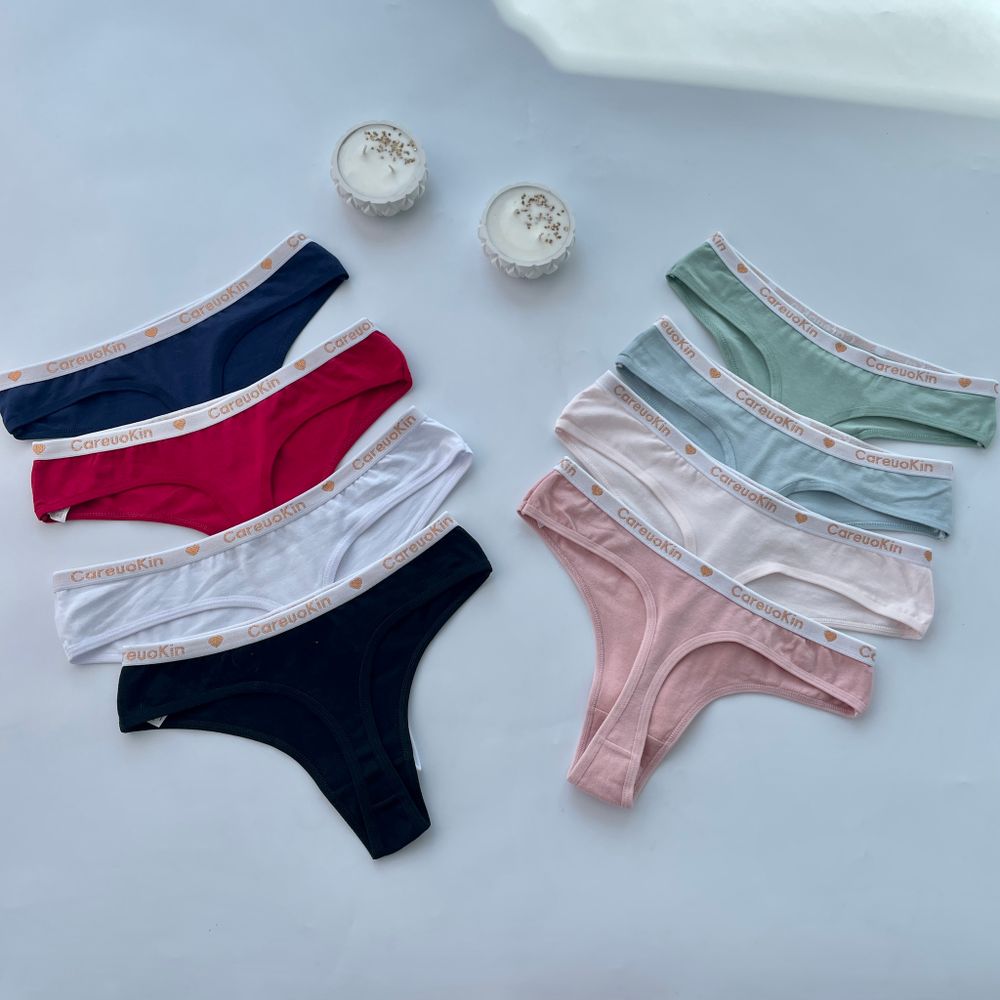 Гладенькі стрінги з написом на резинці