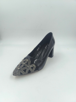 Женские туфли на каблуке из искусственной кожи с декором/
Размеры 35-40