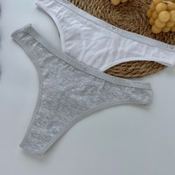 Стрінги з мінімалістичним написом