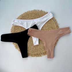 Гладенькі стрінги з маленькою нашивкою