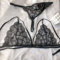 Комплект из прозрачного цветочного кружева.