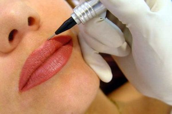 Процесс нанесения перманентного макияжа на губы