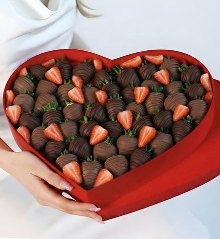 Клубника в молочном и темном шоколаде в премиум коробке сердце
