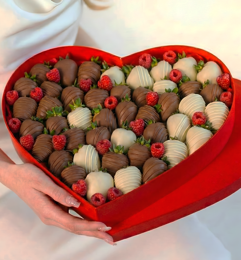 Полуниця у молочному та білому шоколаді з малиною у преміум коробці серце